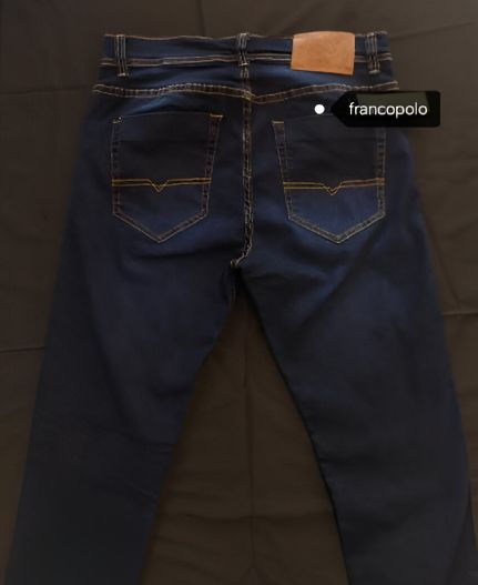 La parte trasera de un par de jeans Francopolo