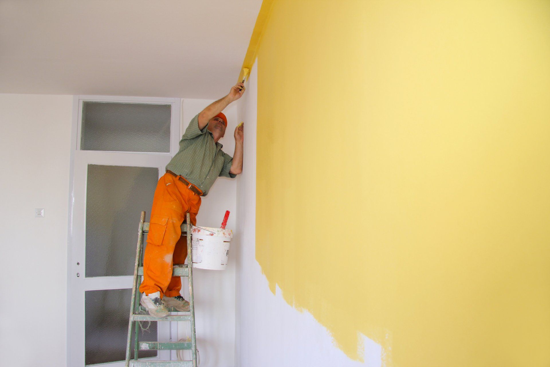 Один маляр может покрасить 150 рам. Крашеные стены в квартире. Покраска стен маляр. Покраска гипсокартона. Маляр красит стену.