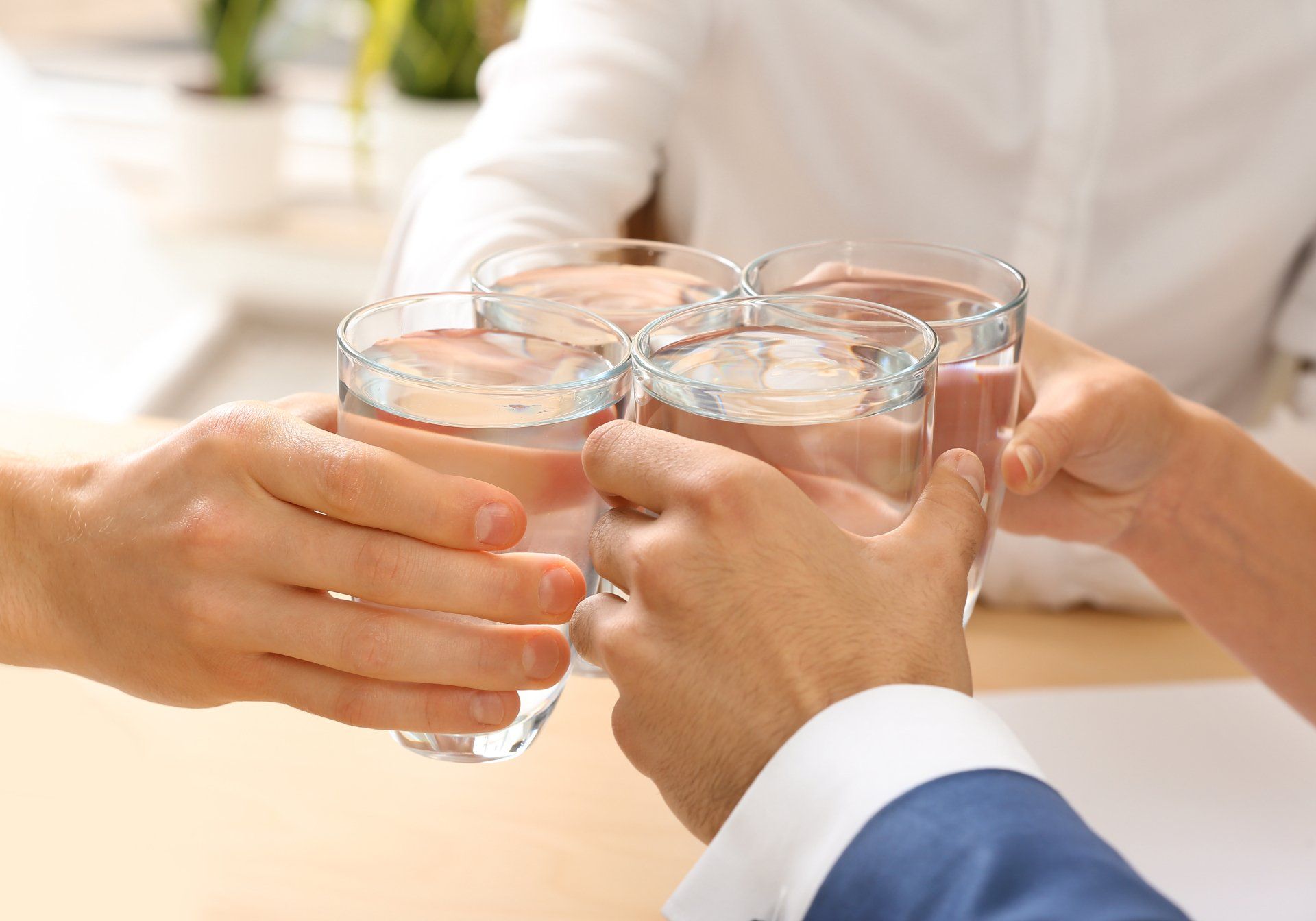 Botellas y vasos de vidrio para promover el consumo de agua del grifo en  actos municipales