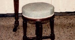 sgabello antico per pianoforte