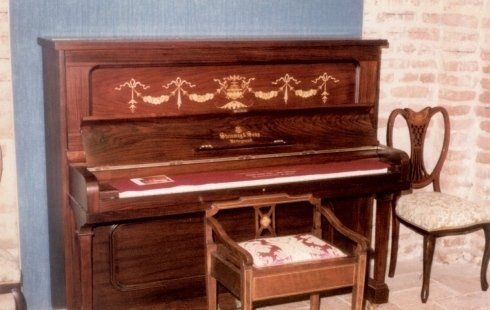pianoforte antico Steinway & Sons con panchetta