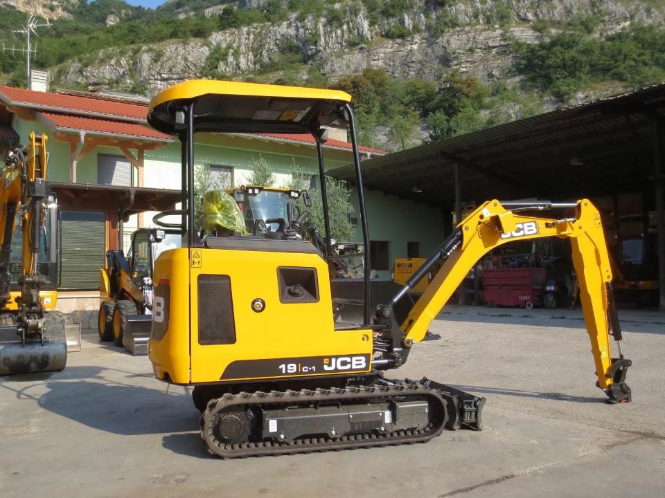 miniescavatore cingolato con braccio telescopico a noleggio