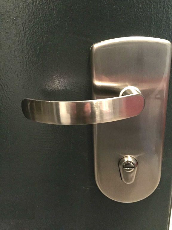 פרזול לדלת פלדלת 