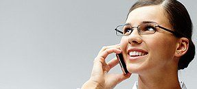 donna parla al telefono a taranto