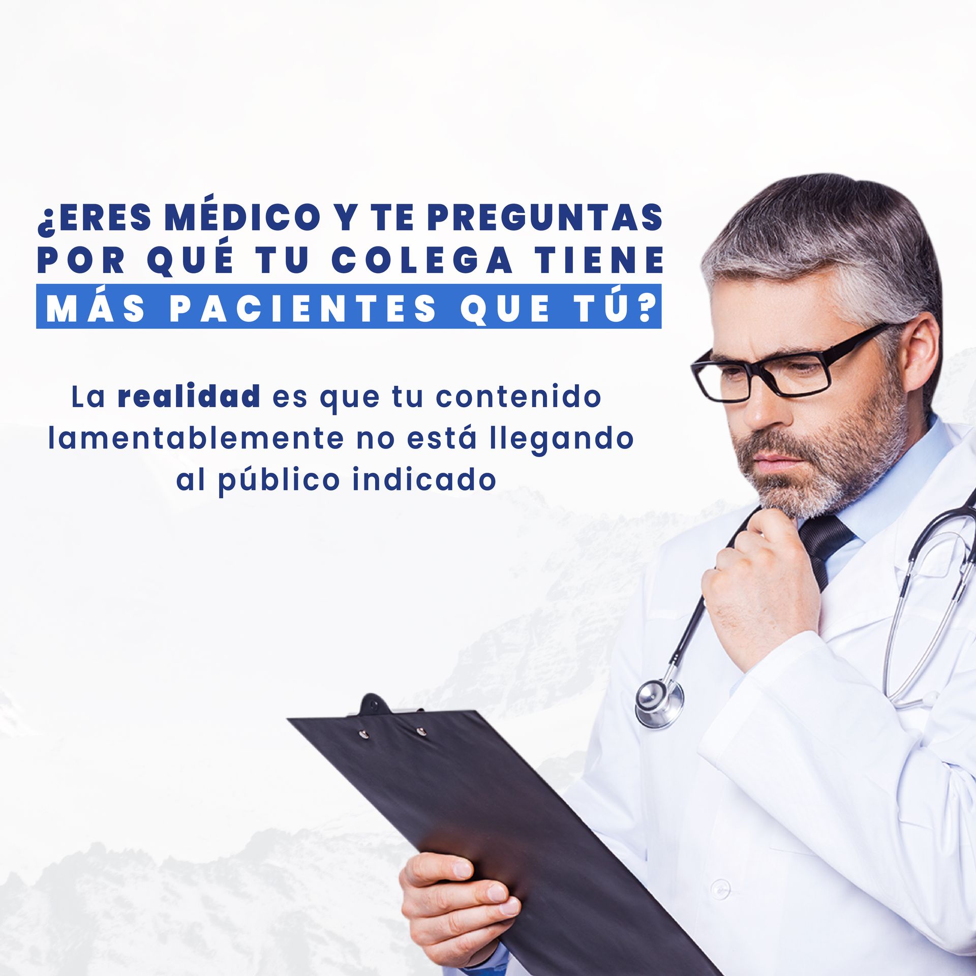 Un médico sostiene un portapapeles con un estetoscopio alrededor de su cuello.