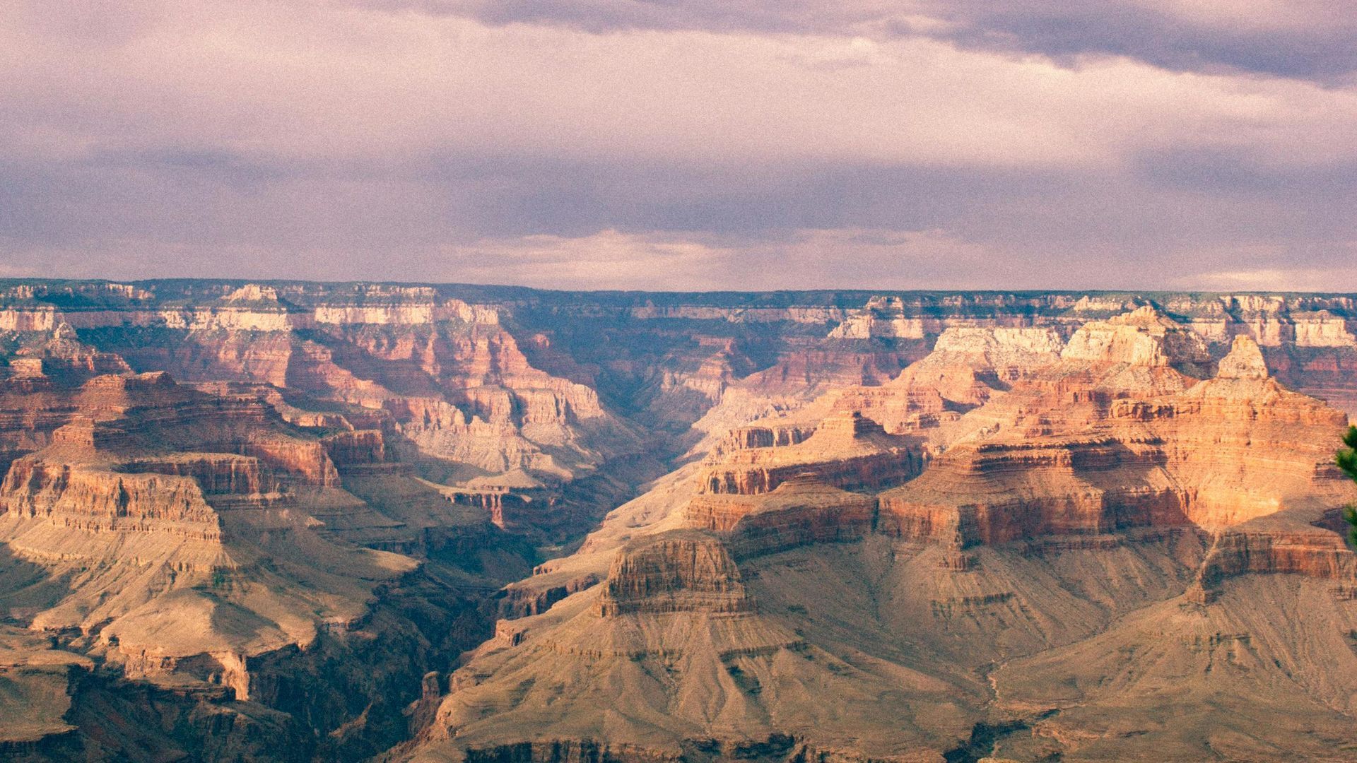 A view of the grand canyon from the rim on a cloudy day.