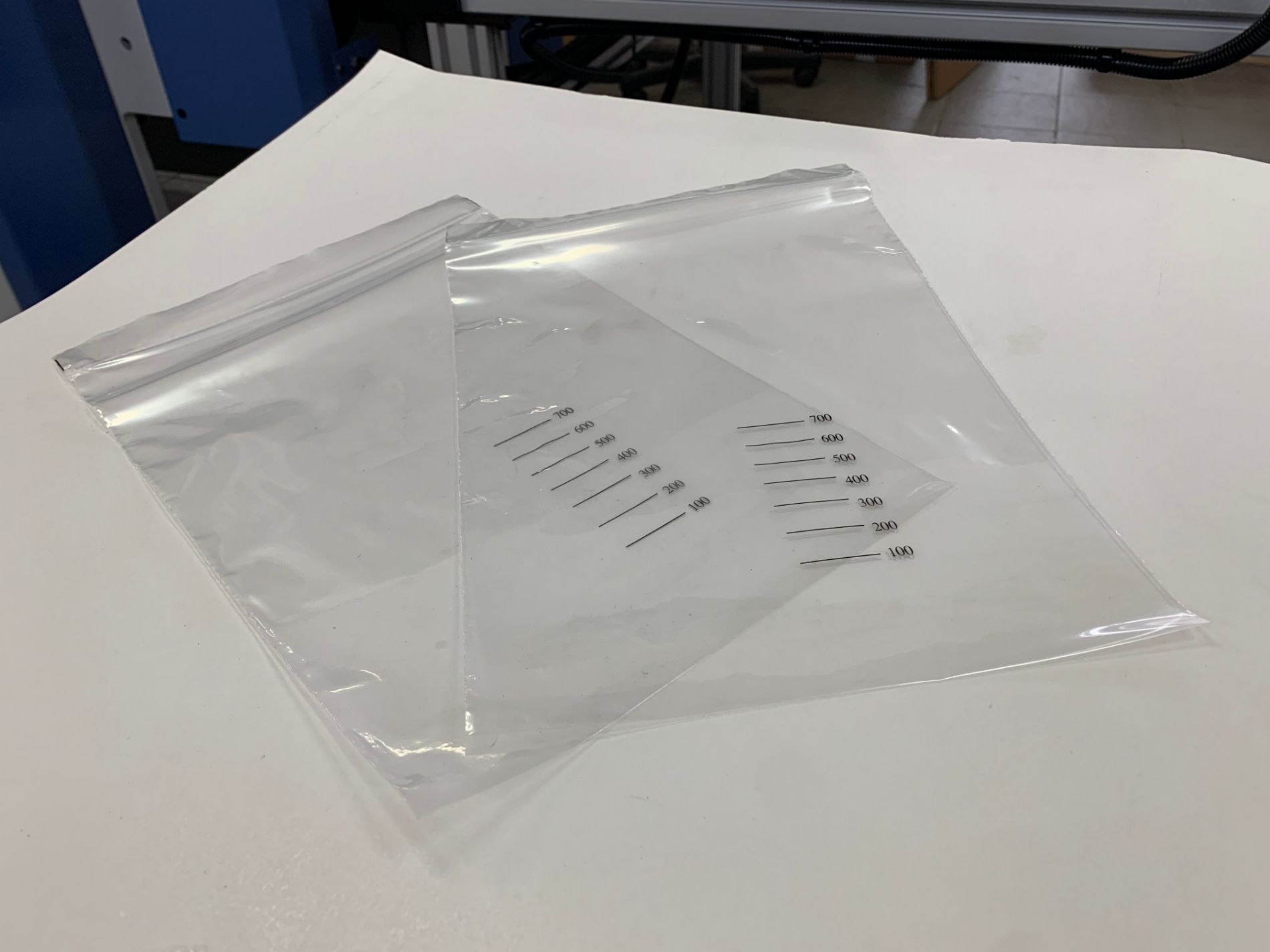 busta trasparente con simbolo sulla superficie