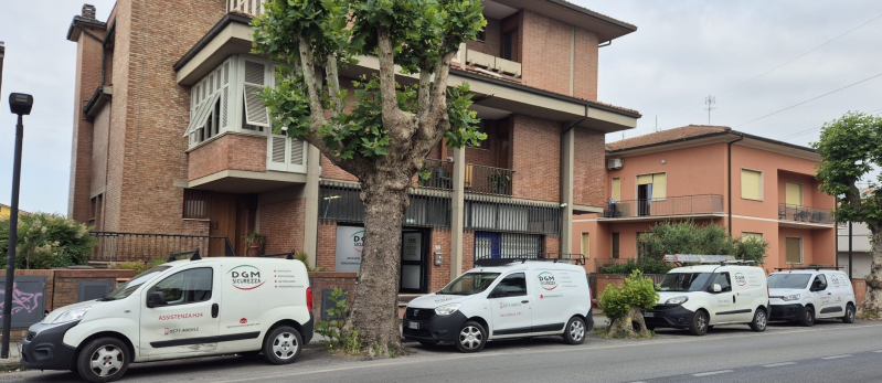 esterno sede DGM Sicurezza con mezzi parcheggiati davanti
