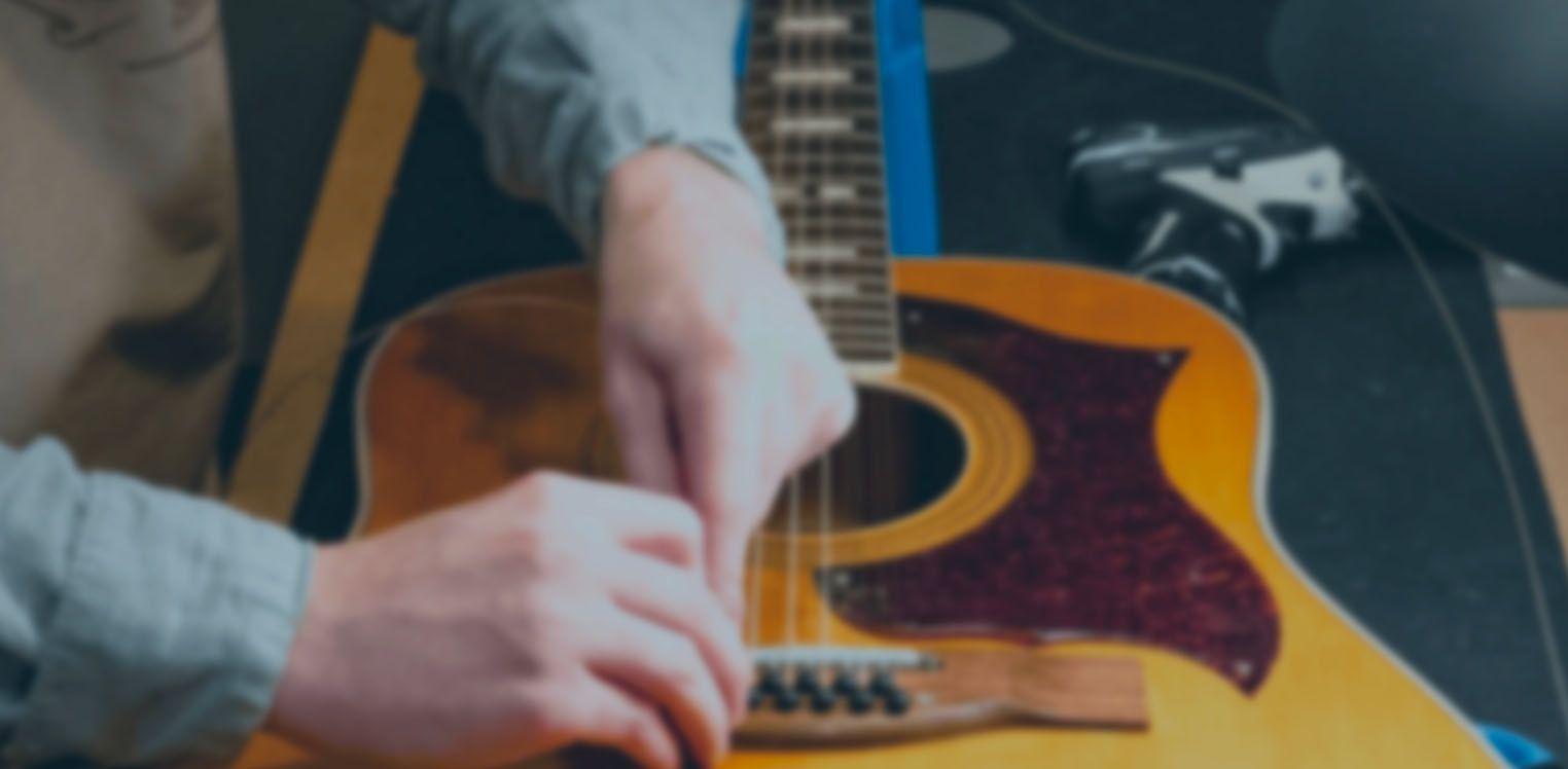 Bekijk onze drie praktische tips voor beginners om je akoestische gitaar perfect af te stellen.