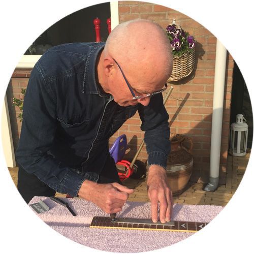 Ontmoet Jan Gerrits, de gitaarbouwer achter Gitaar Afstellen Ewijk.