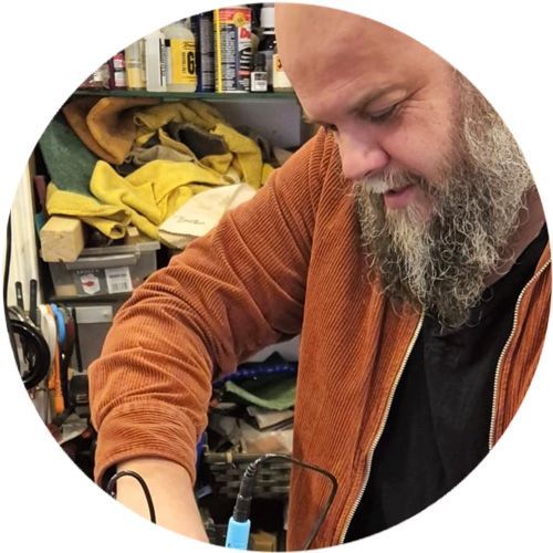 Ontmoet Jeroen Steverink, oprichter van Prinz Guitars, de gitaarbouwer achter Gitaar Afstellen Amsterdam.