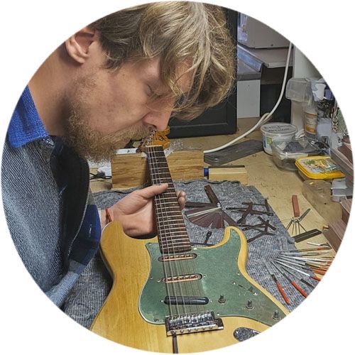 Ontmoet Jetze van der Brug, de gitaarbouwer achter Gitaar Afstellen Leeuwarden.