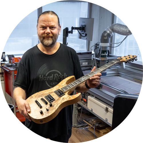 Ontmoet Robert Schotman, de gitaarbouwer achter Gitaar Afstellen Heino.