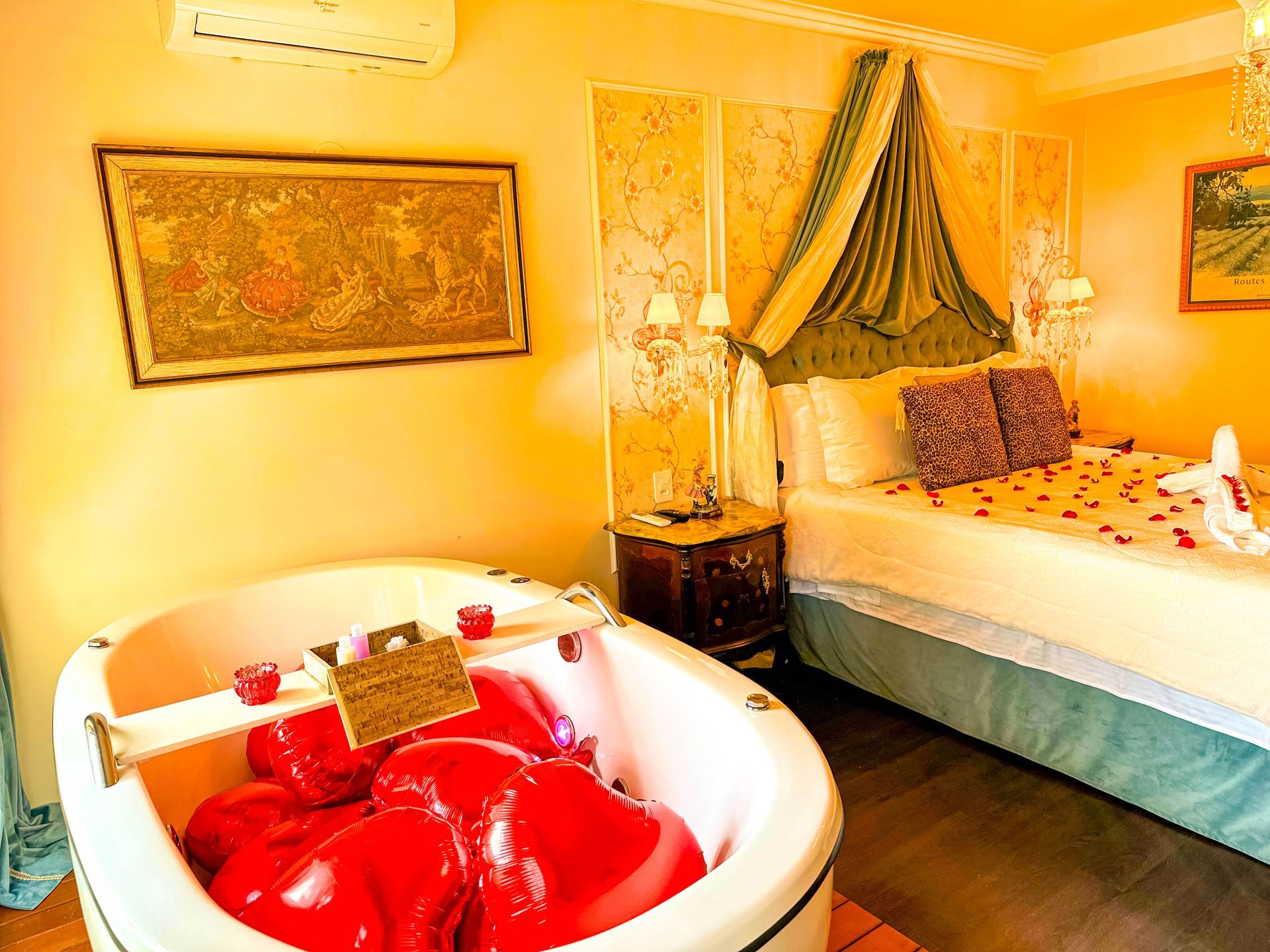 Um quarto de hotel com jacuzzi e uma cama