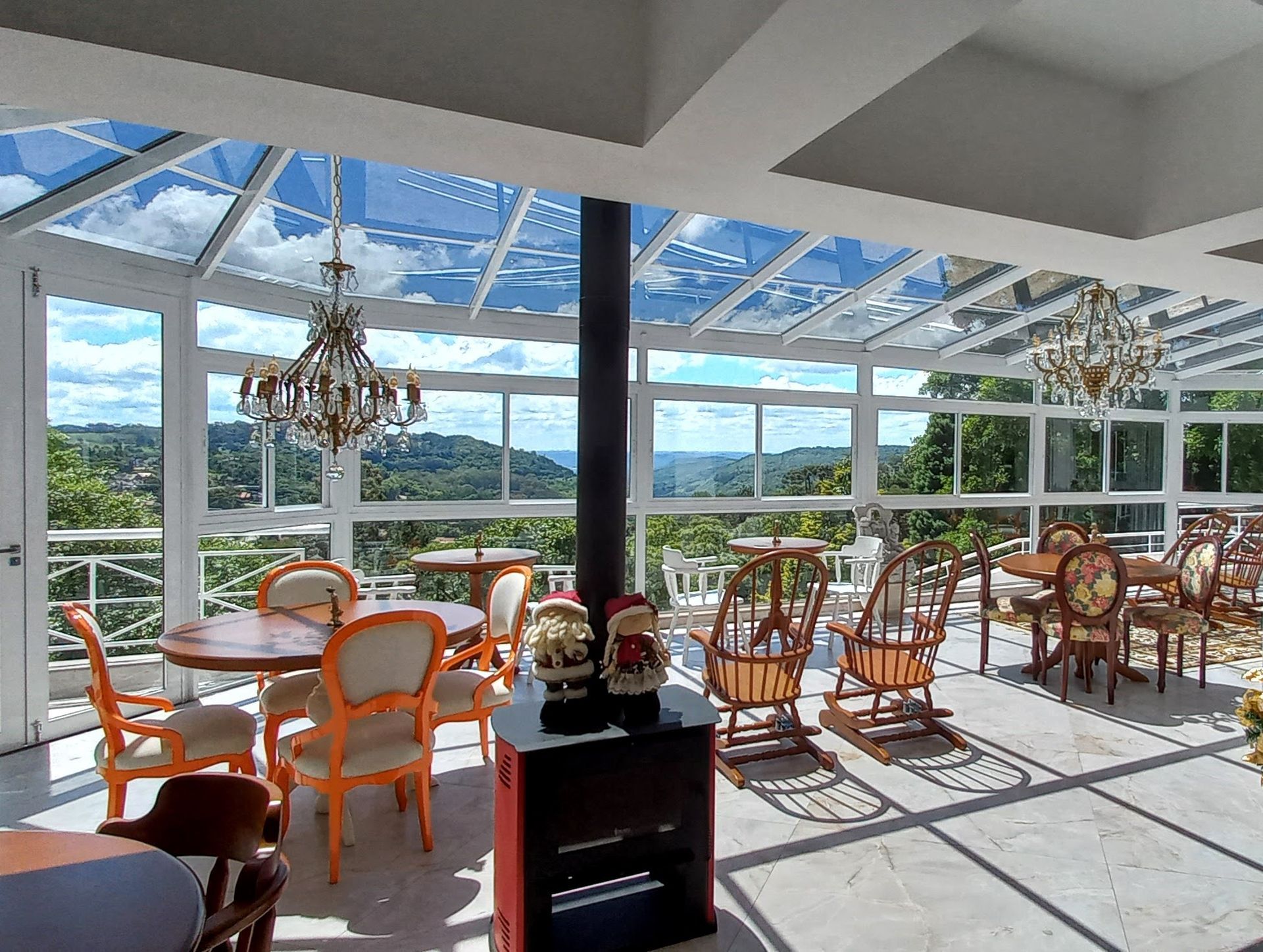 Um piano está em uma sala de estar ao lado de uma cadeira.