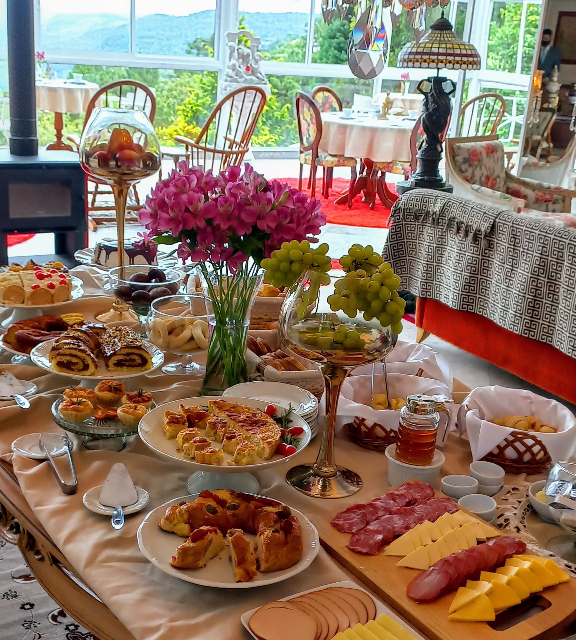 Uma mesa coberta com uma variedade de comidas e flores