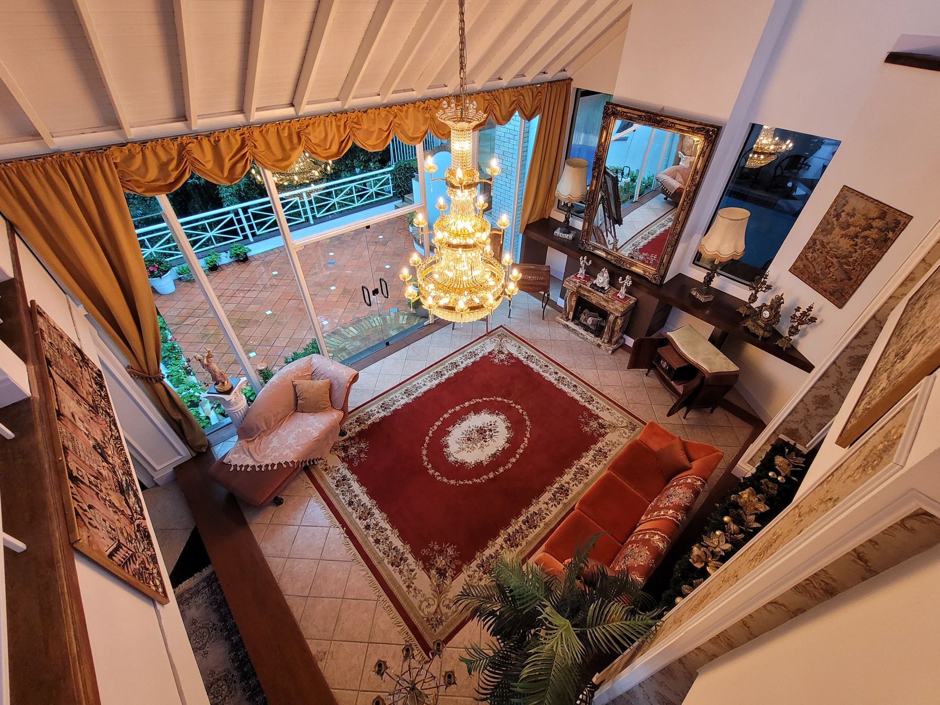 Vista aérea de uma sala de estar com um lustre pendurado no teto