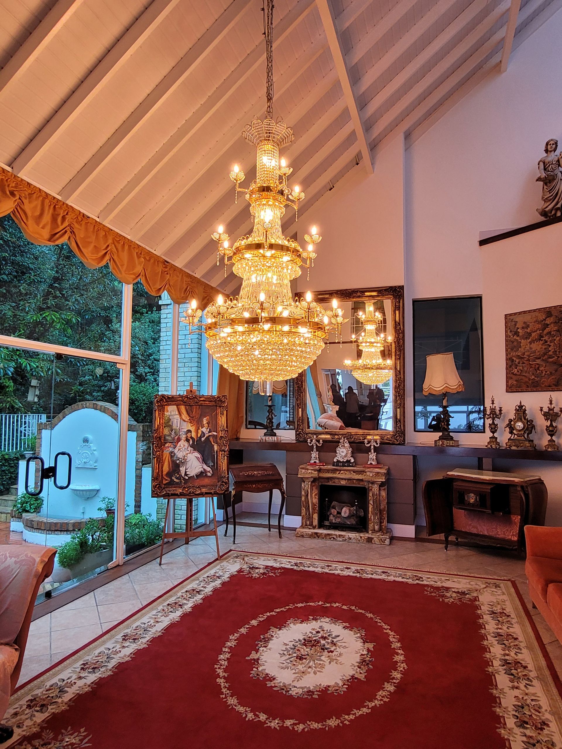 Uma sala de estar com um lustre pendurado no teto