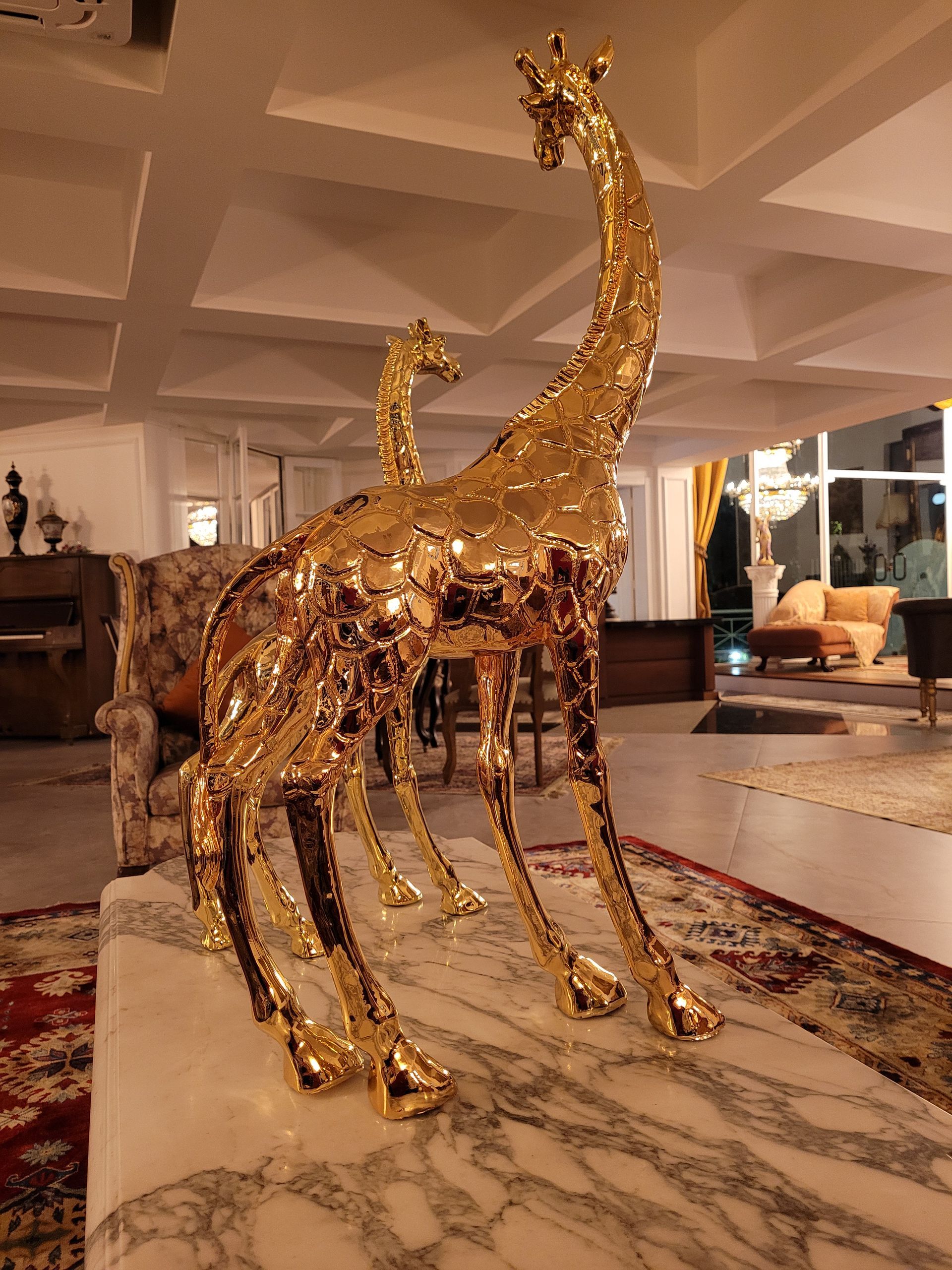 Uma estátua de duas girafas em pé uma ao lado da outra