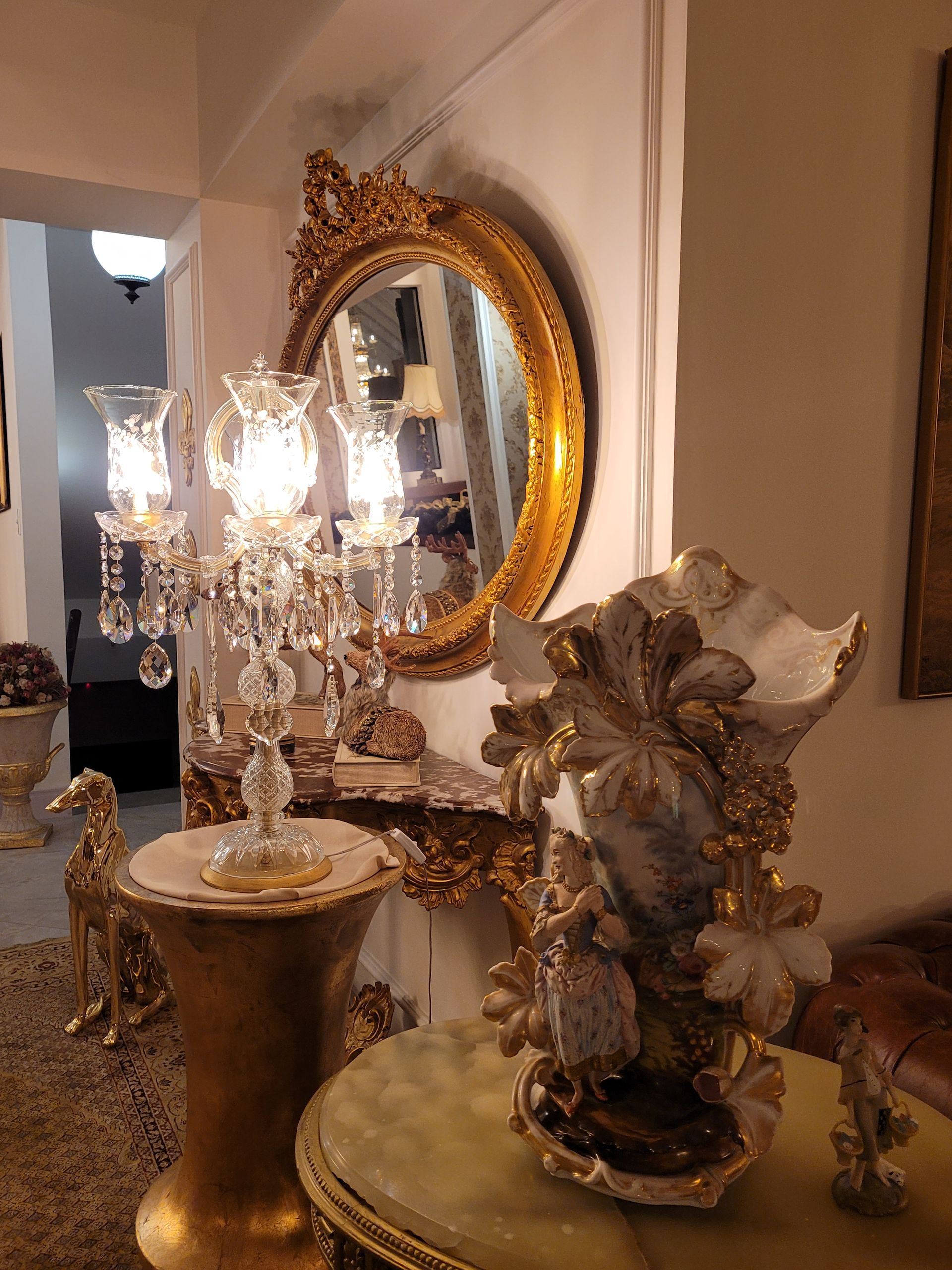 Uma sala com um espelho e um vaso sobre uma mesa