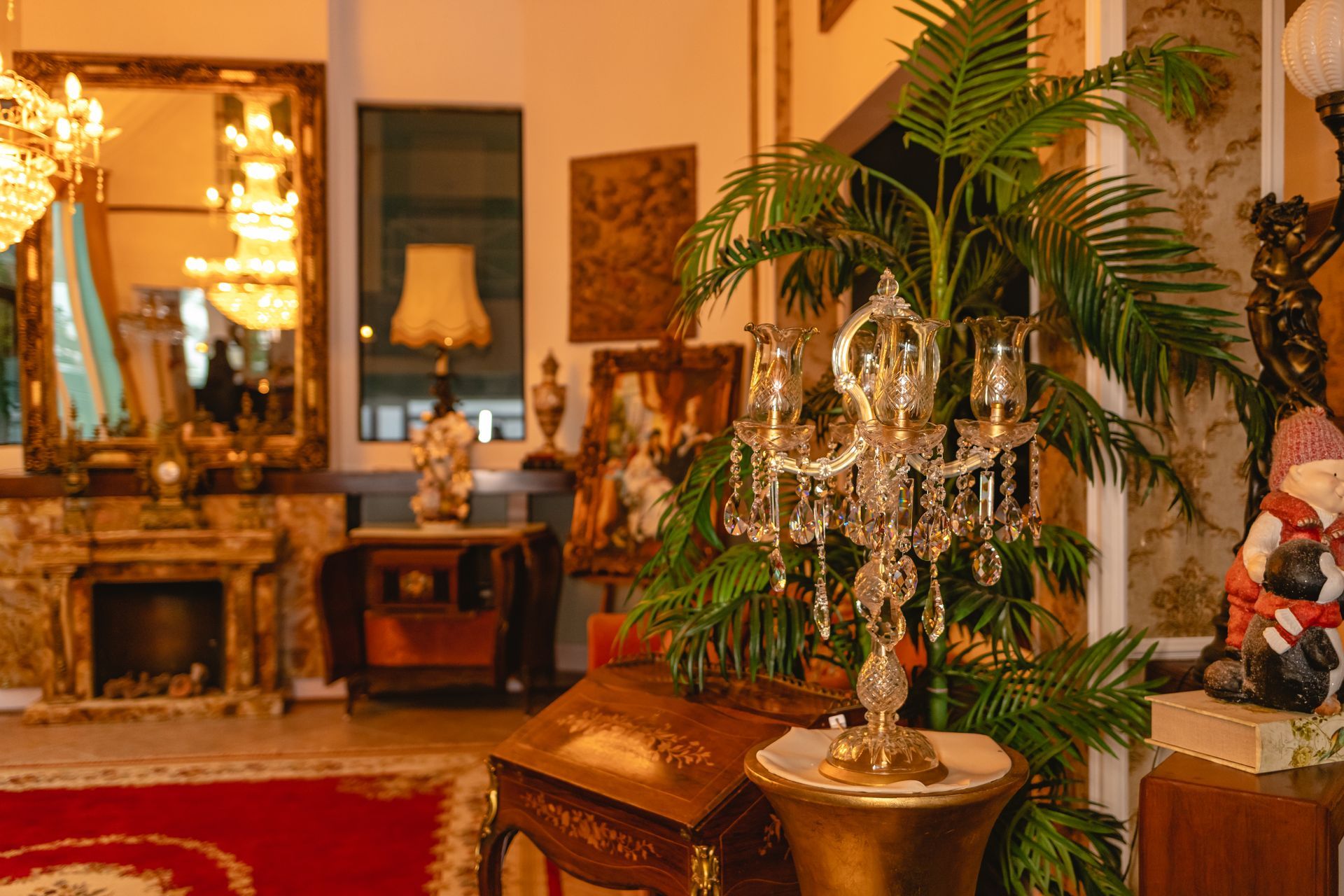 Uma sala de estar com uma estátua do papai noel e um lustre.