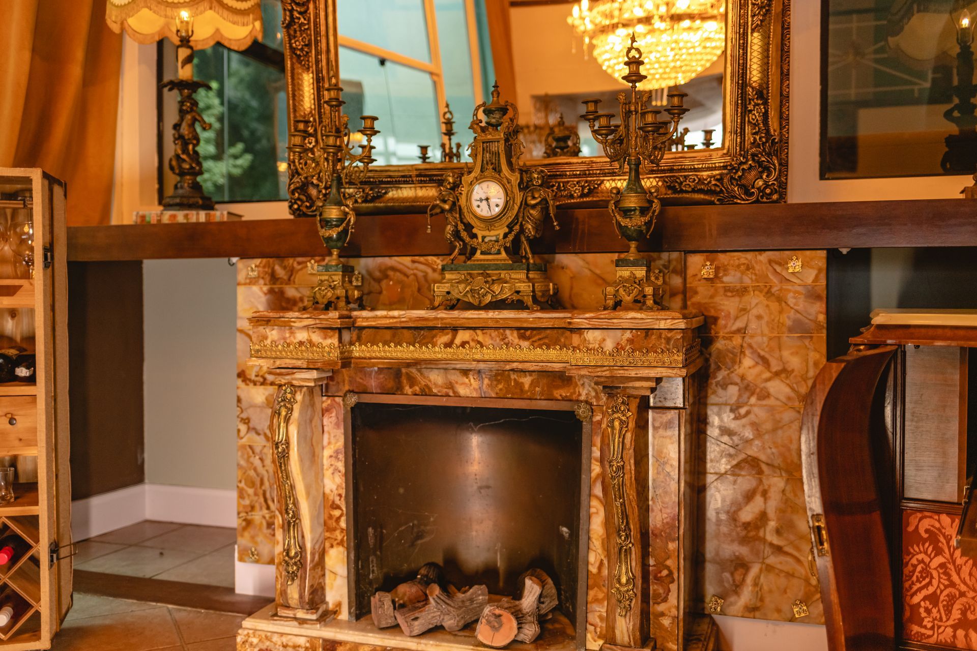 Uma lareira com um relógio em cima em uma sala de estar