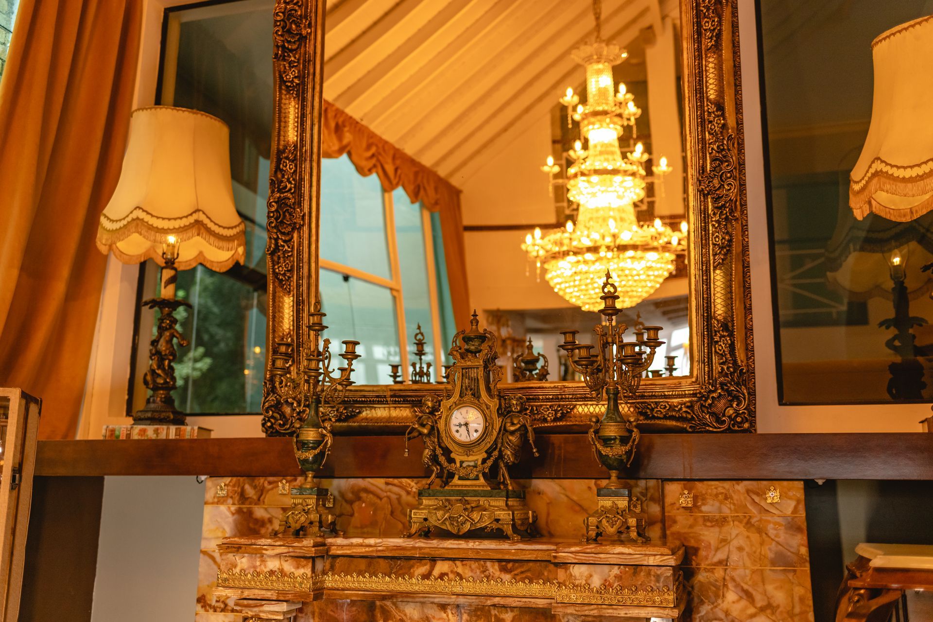 Uma lareira com um relógio e um espelho acima dela