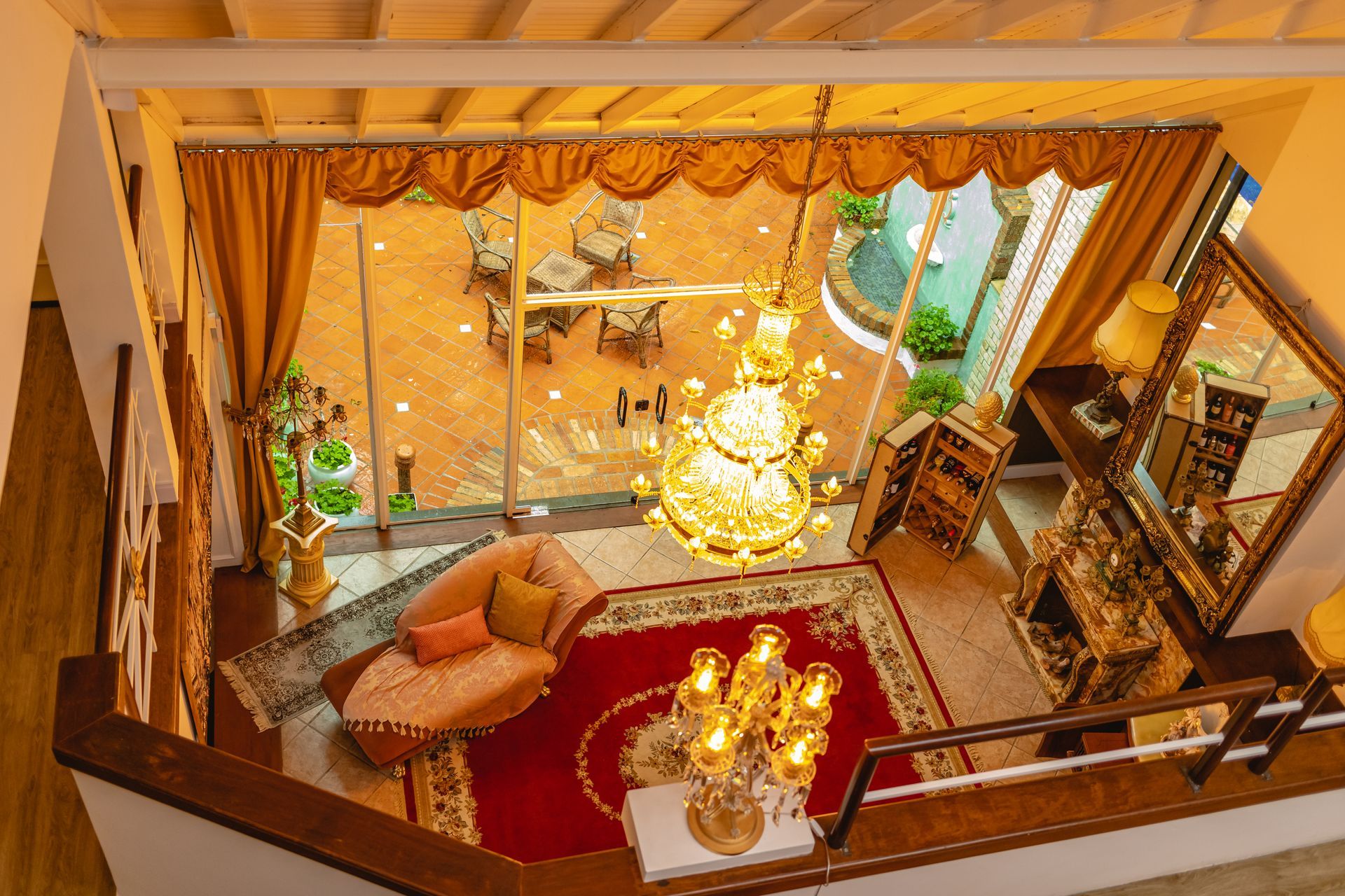 Uma vista aérea de uma sala de estar com um lustre pendurado no teto.