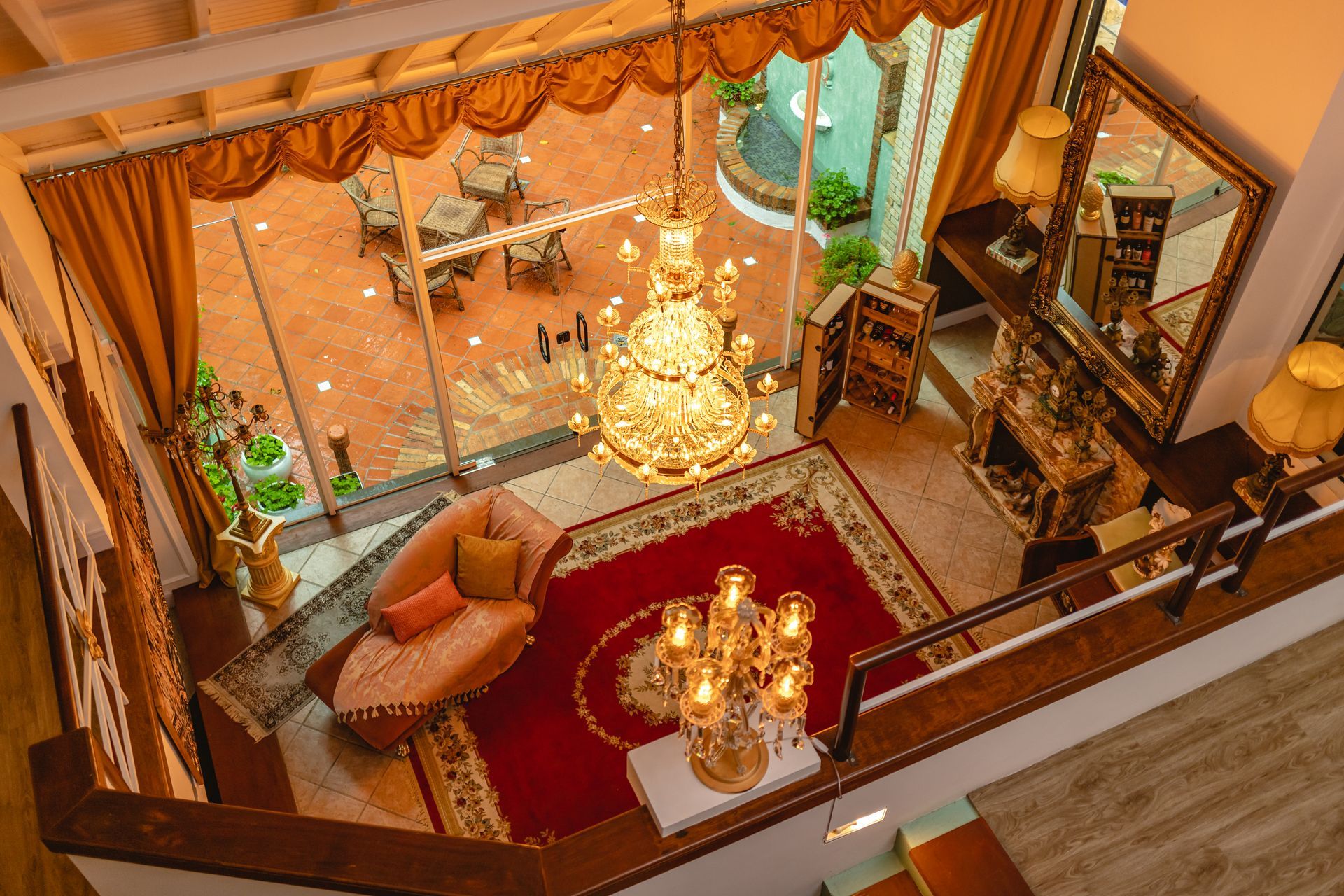 Uma vista aérea de uma sala de estar com um lustre pendurado no teto.