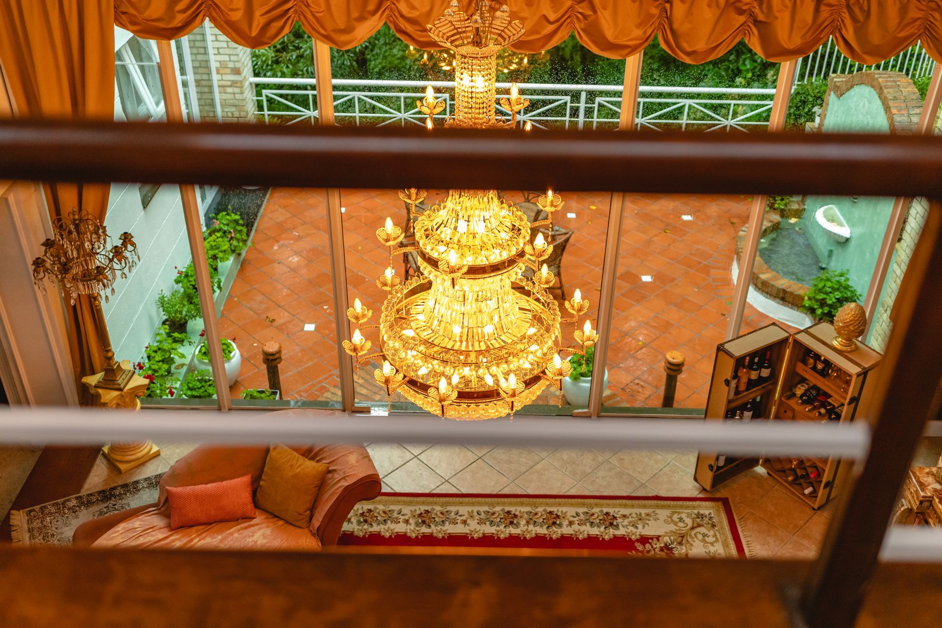 Uma vista aérea de uma sala de estar com um grande lustre pendurado no teto.