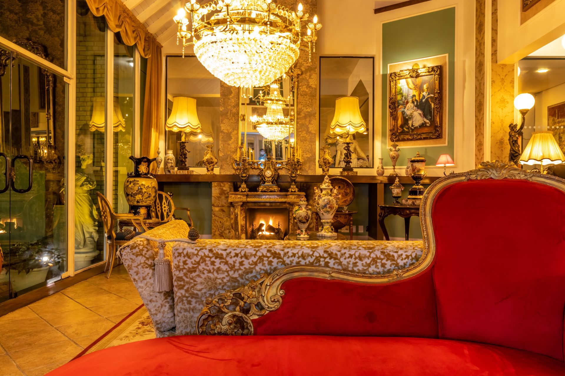 Uma sala de estar com uma espreguiçadeira vermelha e um lustre.