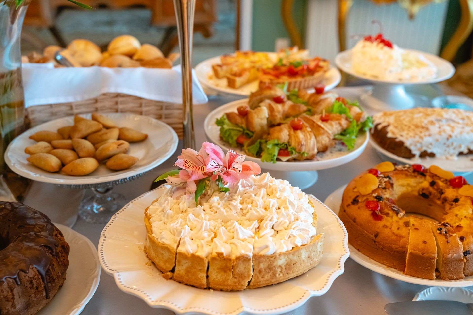 Uma mesa coberta com uma variedade de sobremesas e doces.