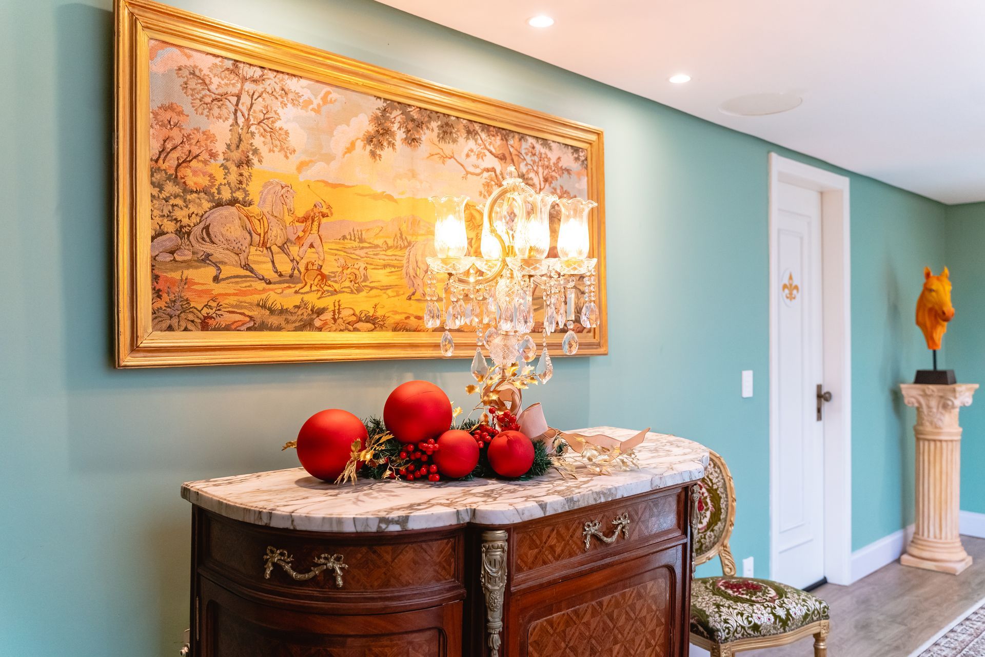 Há uma pintura na parede acima da cômoda.