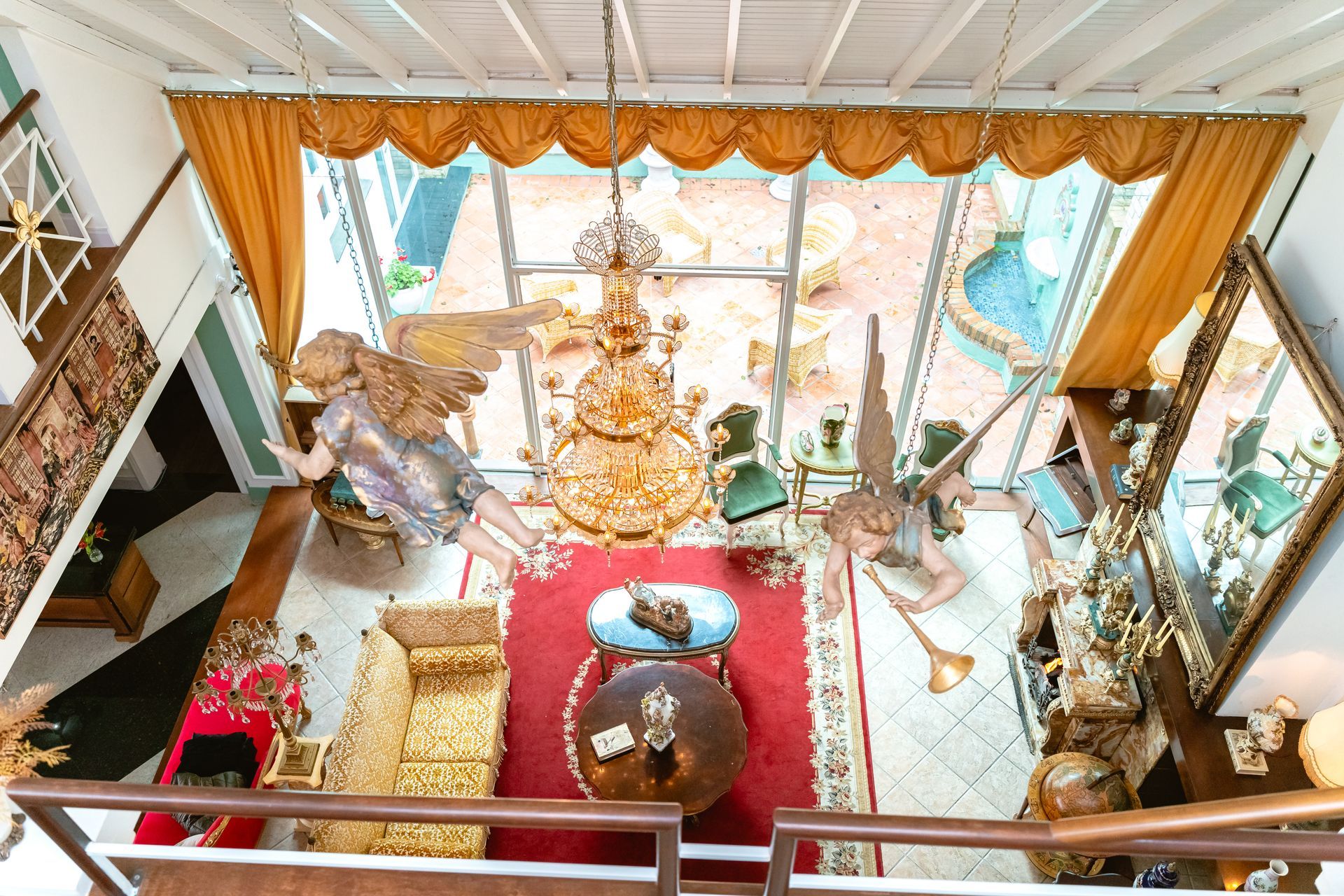 Uma vista aérea de uma sala de estar com anjos pendurados no teto