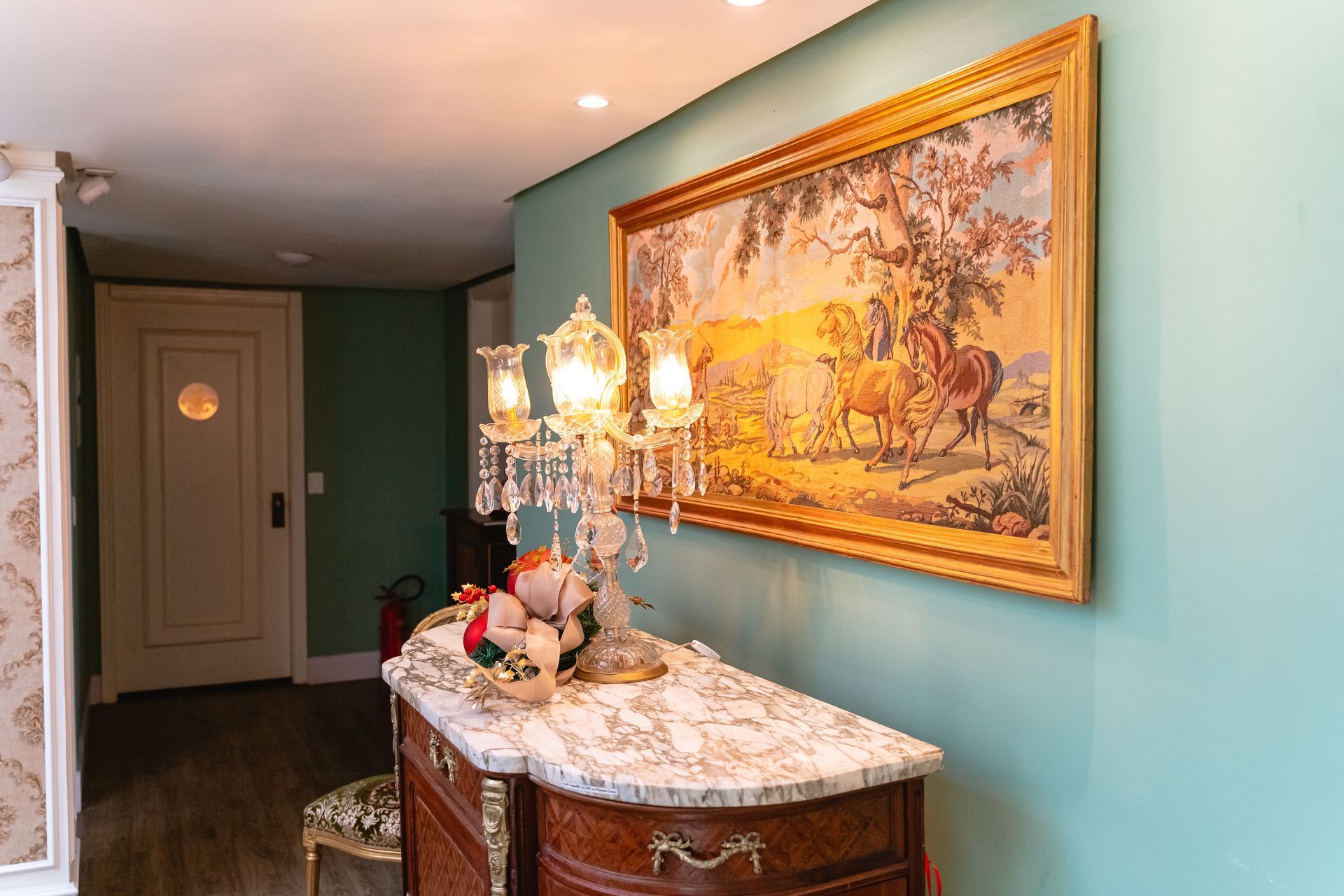 Um quarto com uma cômoda e uma pintura na parede