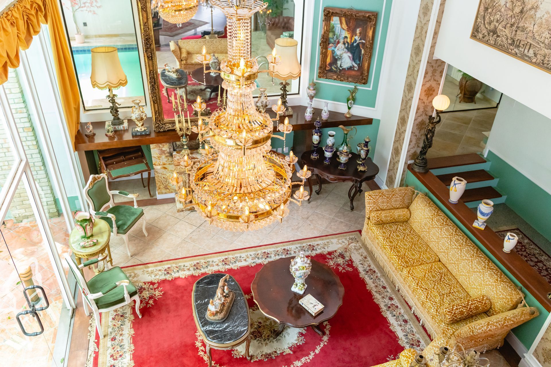 Uma vista aérea de uma sala de estar com móveis e um lustre.