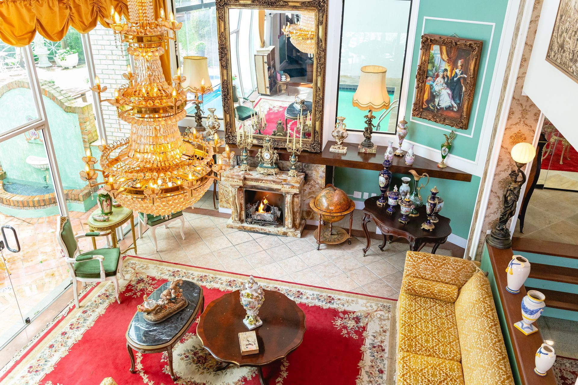 Vista aérea de uma sala de estar com móveis e um lustre