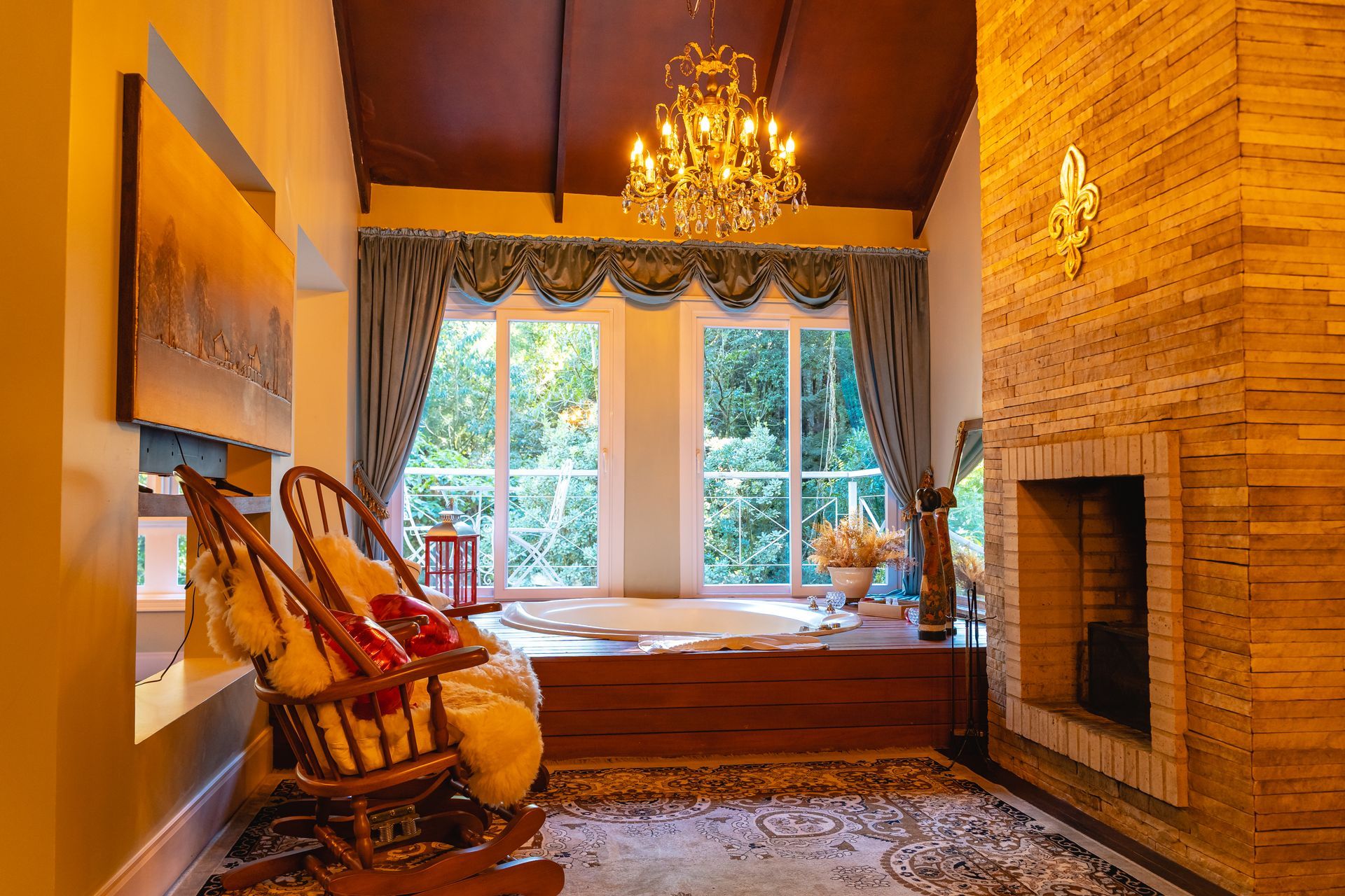 Uma sala de estar com uma cadeira de balanço e uma lareira