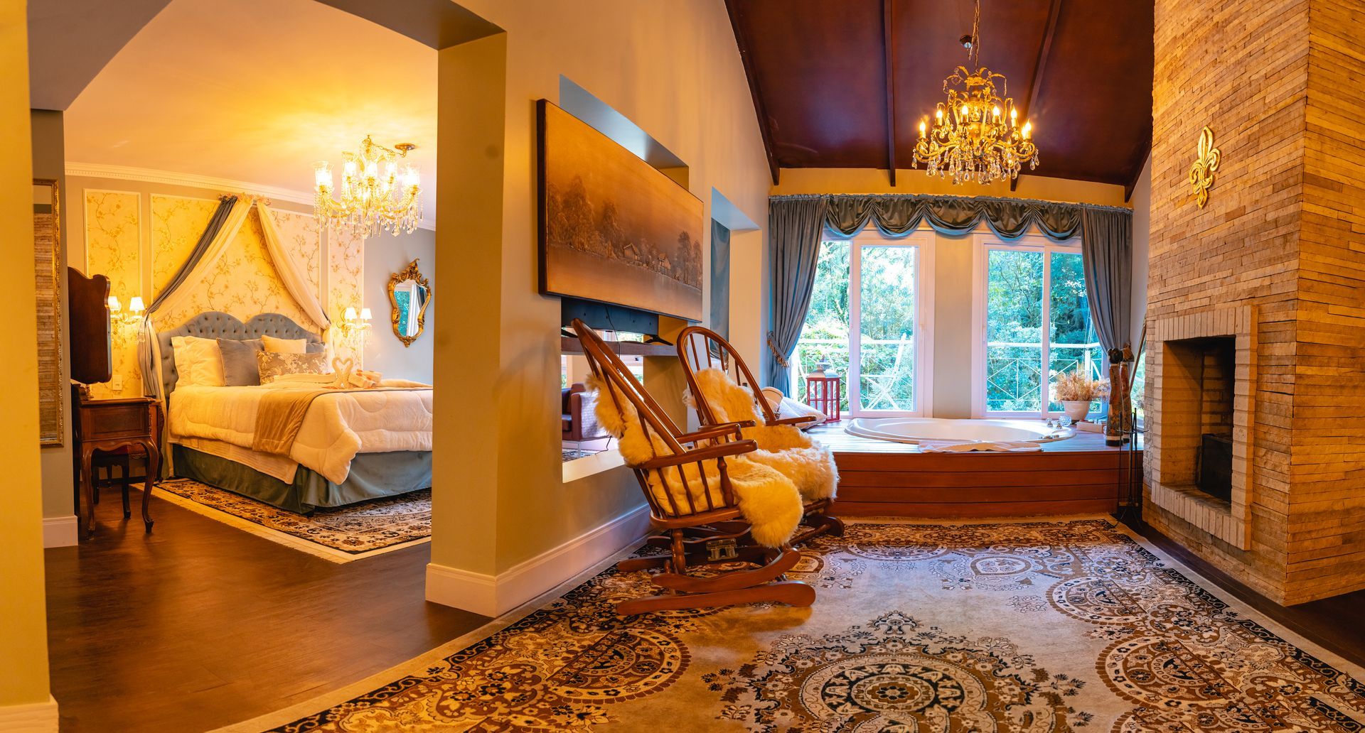 Um quarto grande com lareira e uma cama grande