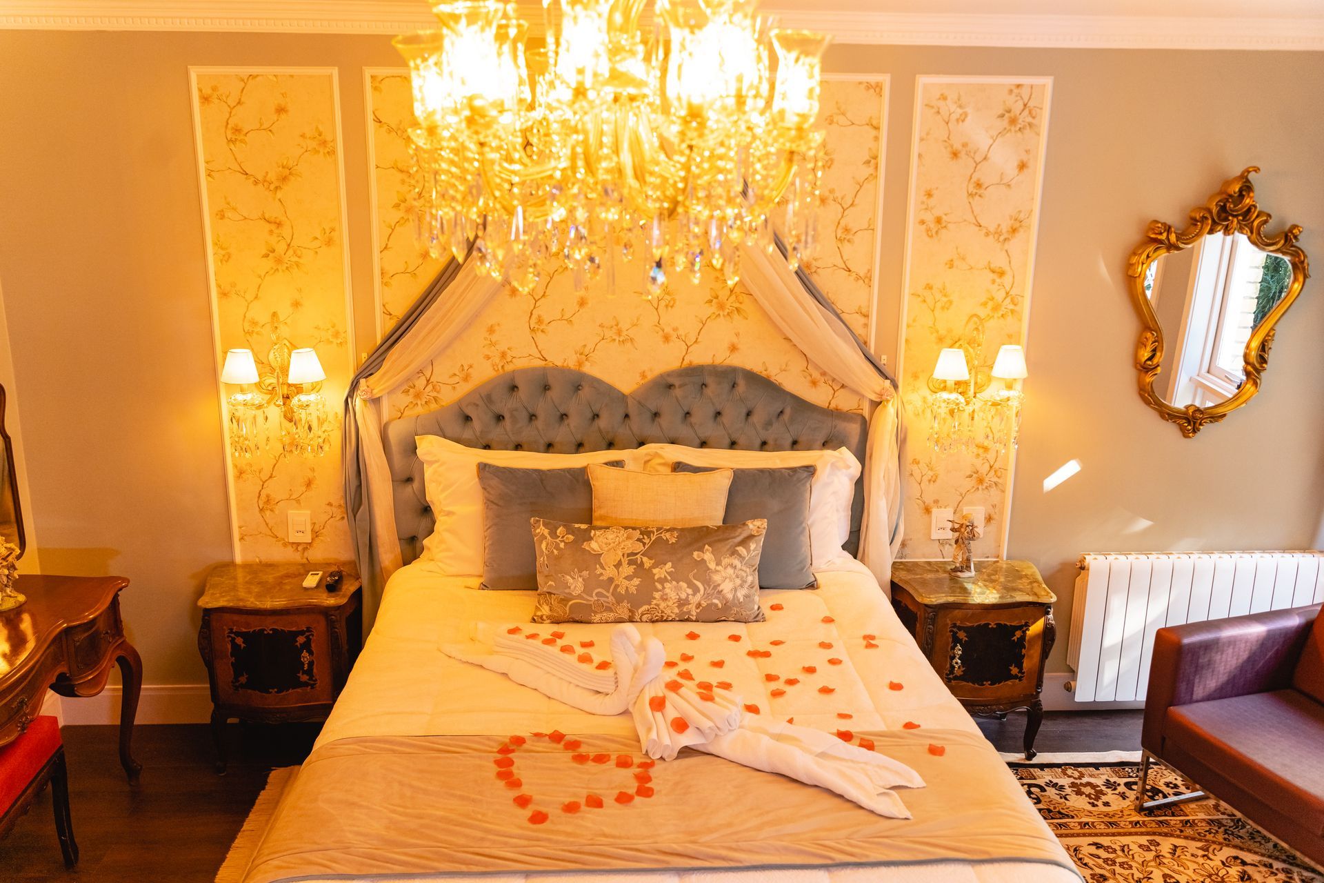 Um quarto com uma cama grande e um lustre