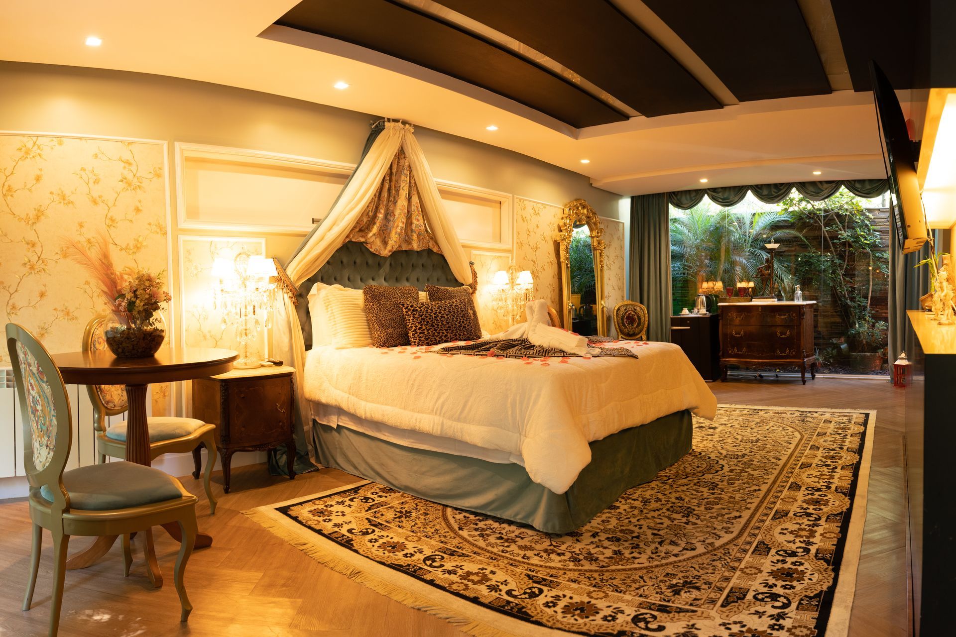 Um quarto com uma cama grande e um tapete