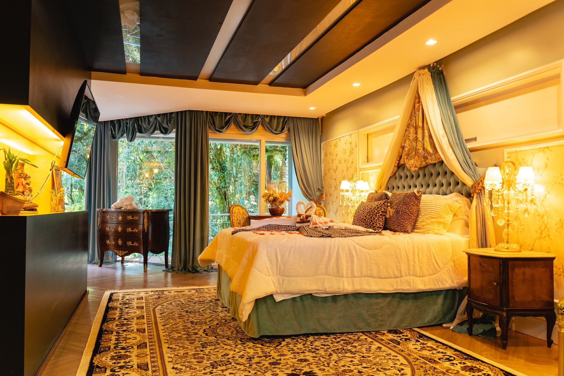 Um quarto com uma cama grande e um tapete no chão.