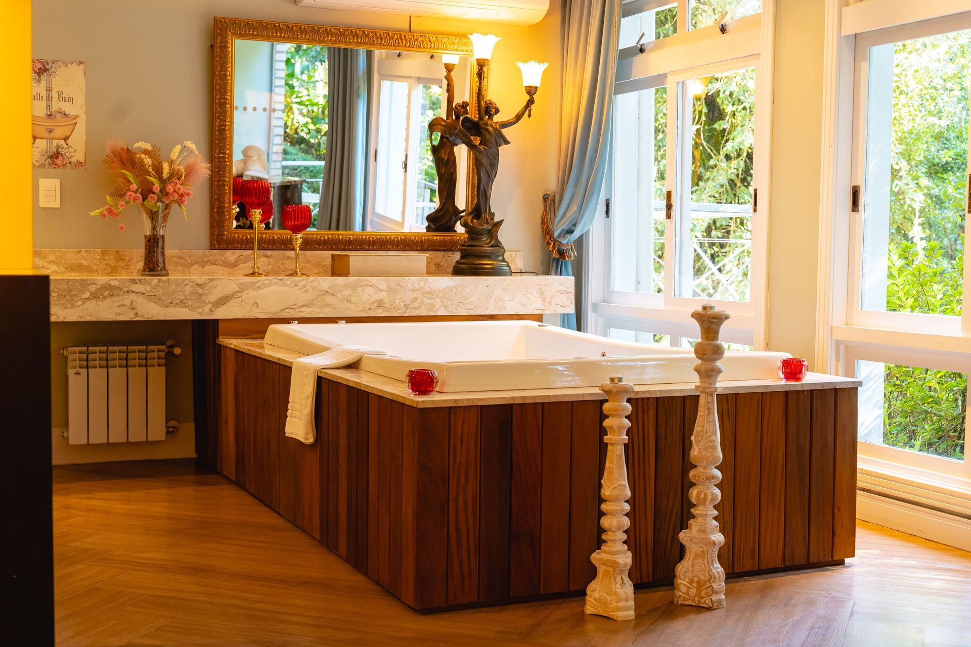 Um banheiro com banheira de hidromassagem e espelho