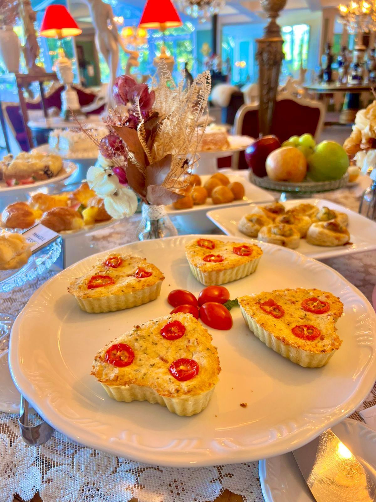 Um prato de comida com tomates está sobre uma mesa.