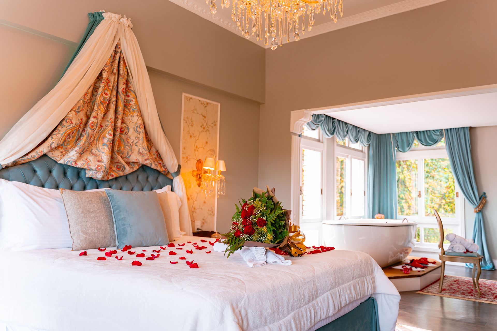 Um quarto com uma cama king size e uma banheira.