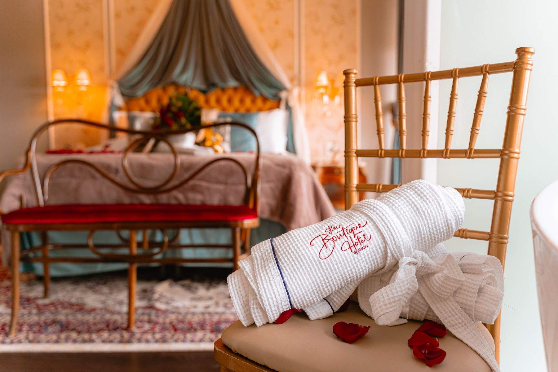 Um quarto com uma cama king size e uma banheira.