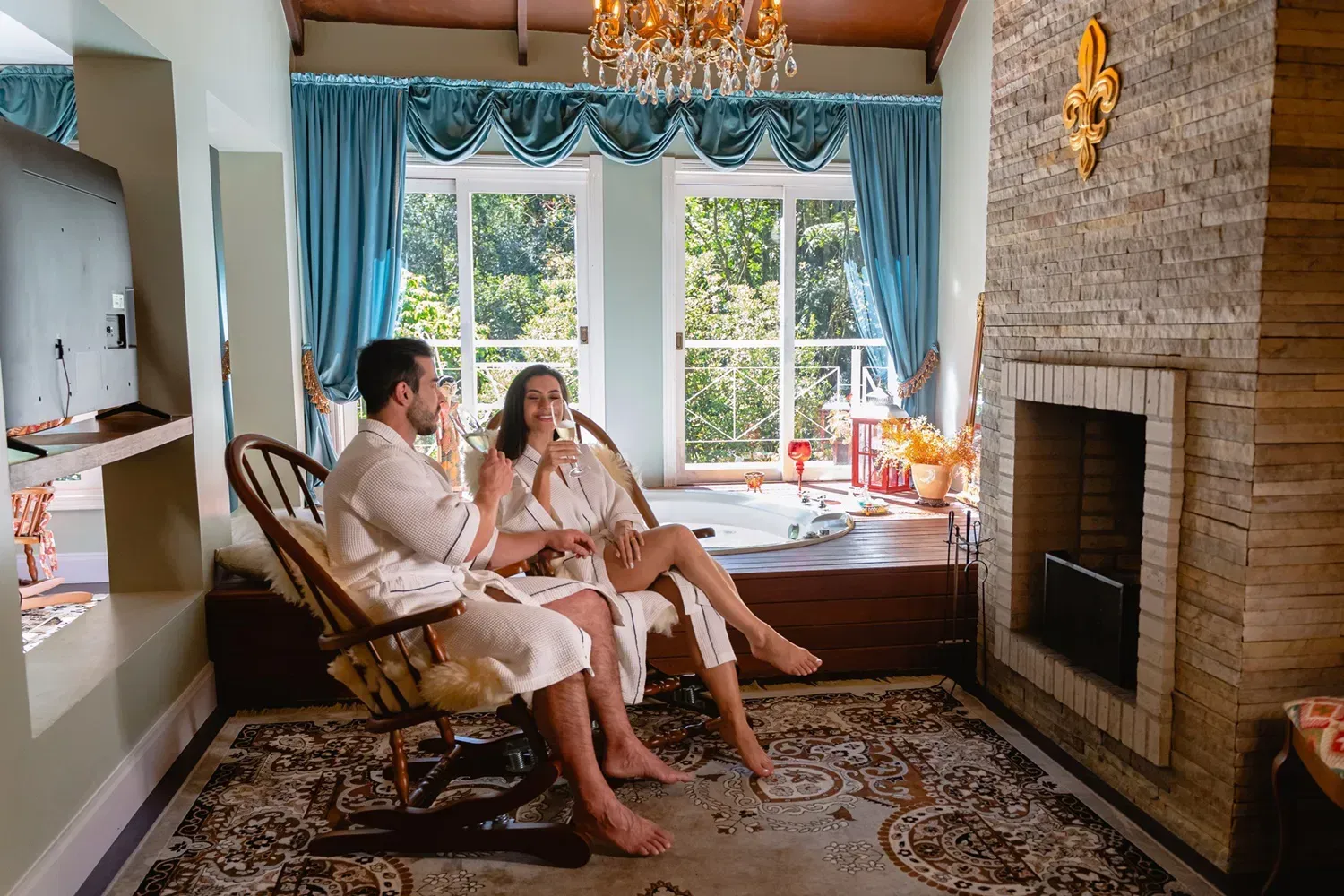 Há uma banheira no banheiro com vista para as montanhas.