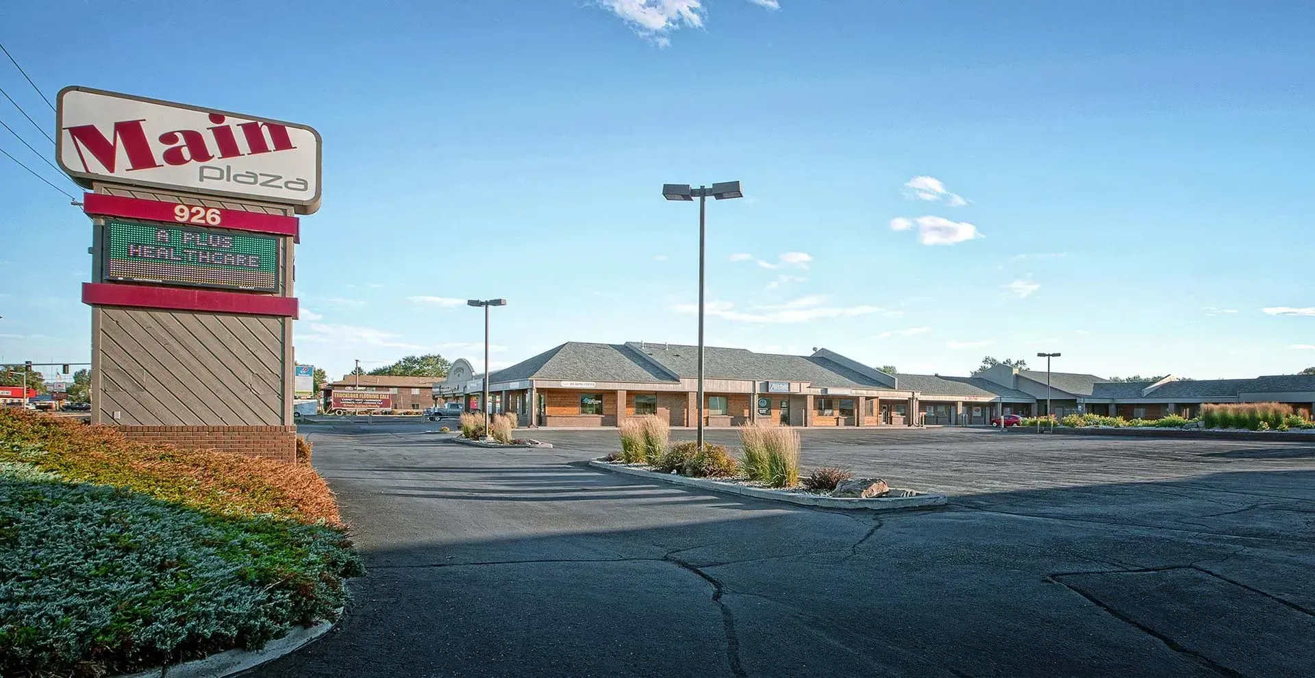 A motel with a sign that says main city on it