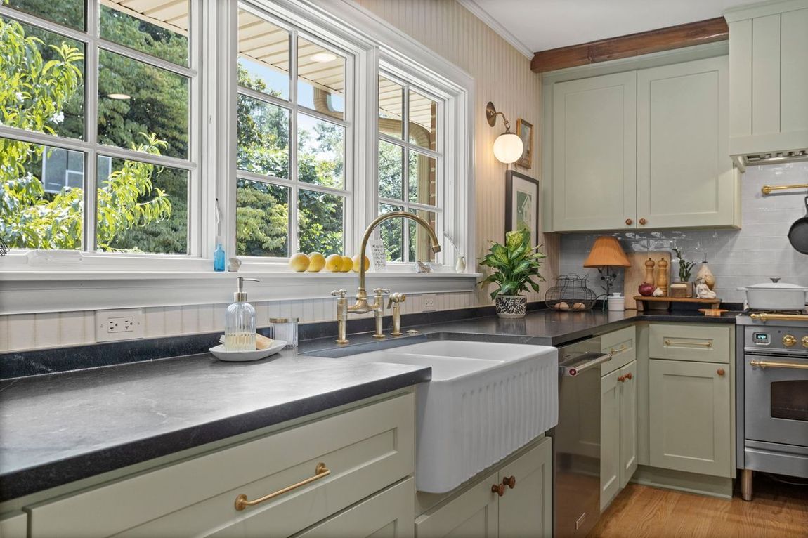 A well-lit kitchen built by Nunley Custom Homes in Greenville, SC.