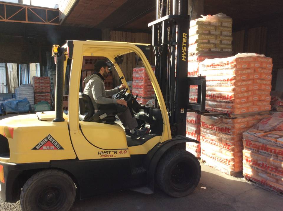 prelievo materiali edili con elevatore